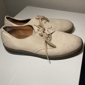 Low top canvas Doc martens beige